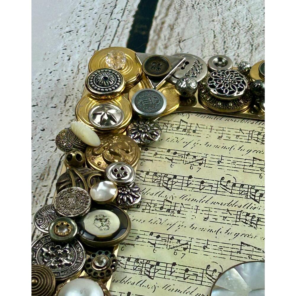 Embellished Button Frame - Picture 2 of 6